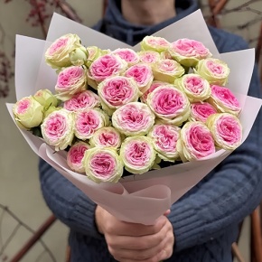 Букет "Лесли" из кустовых пионовидных роз (60 см) в Бронницах