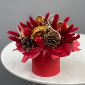 Композиция в шляпной коробке "Глинтвейн" из шишек, корицы и лагуруса в Бронницах