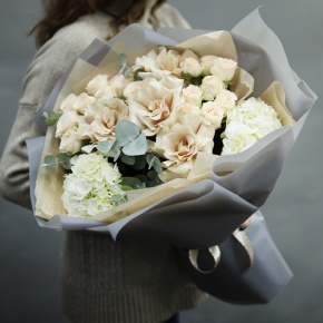 Букет "Вайб" из роз Эквадор Квиксенд, гортензии и кустовых роз в Бронницах