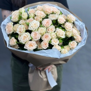 Нежный букет из 17 кремовых кустовых роз (60 см) в Бронницах