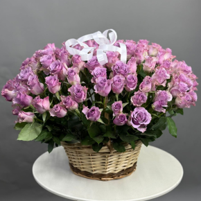 Композиция в корзине из 131 кенийской розы (40 см) в Бронницах
