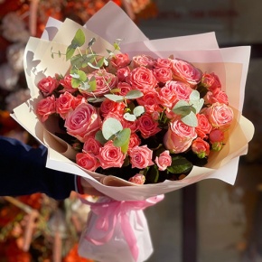Букет "Деко" из кустовых коралловых роз и роз Софи Лорен в Бронницах