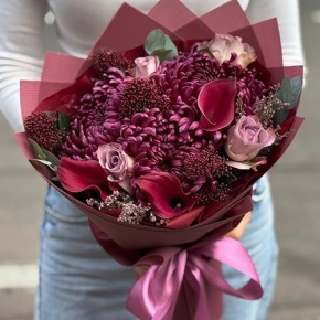 Букет "Импульс" из скиммии, калл, роз и хризантем Бигоуди в Бронницах