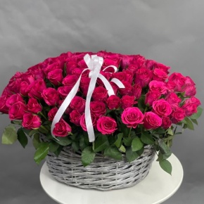 Композиция в корзине из 101 малиновой розы (40 см) в Бронницах