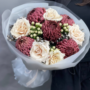 Букет "Всё что тебе касается" из хризантем Бигоуди, роз Эквадор Квиксенд и гиперикума в Бронницах