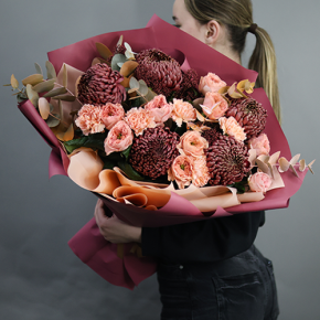 Букет "Осенний блюз" из хризантем Бигоуди, диантусов, скиммии и роз Риджентс парк  в Бронницах