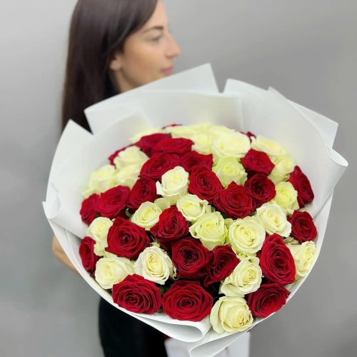 Букет из 51 красно-белой розы 70 см в Бронницах