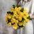 Букет из 25 лимонных роз с рускусом (40 см) в Бронницах