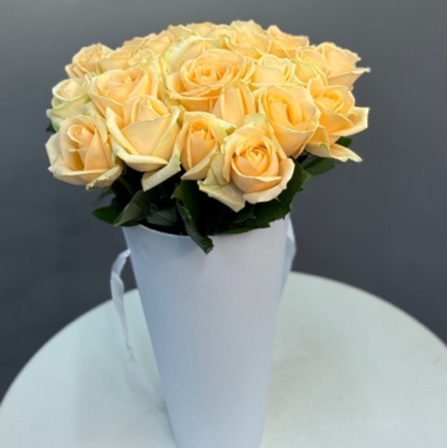 25 кремовых роз в конусе в Бронницах
