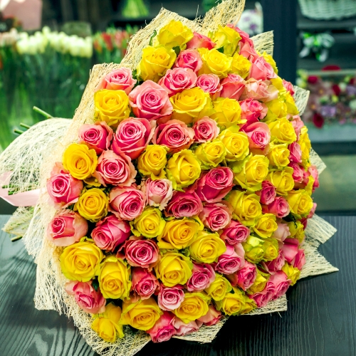 Букет из 101 розовой и лимонной розы (50 см) в Бронницах
