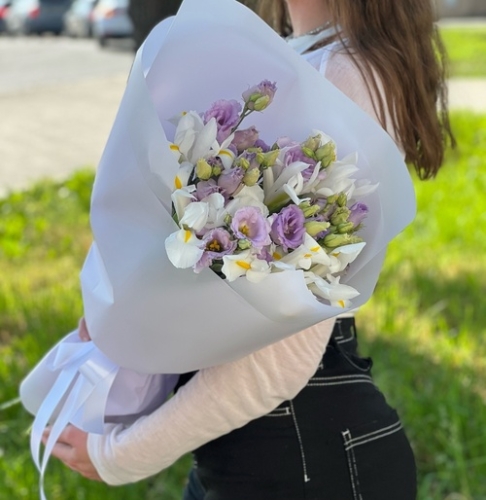 Букет "Вива ла дива" из эустом и ирисов в Бронницах