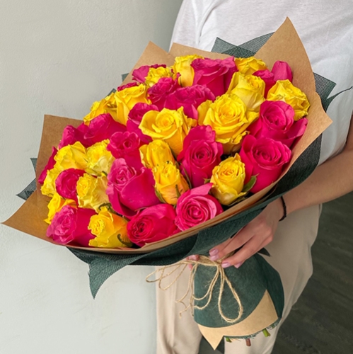 Букет из 51 малиновой и лимонной розы (40 см) в Бронницах