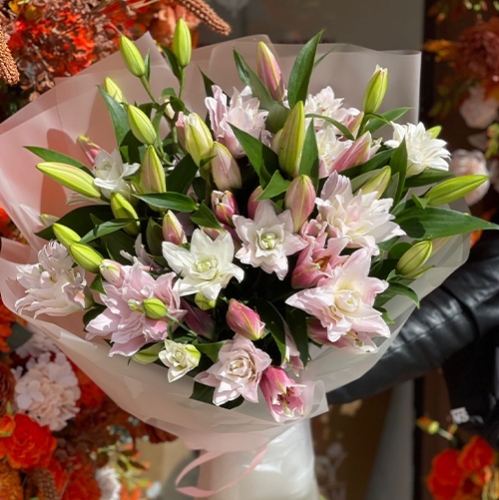Букет из 11 ароматных пионовидных лилий в Бронницах