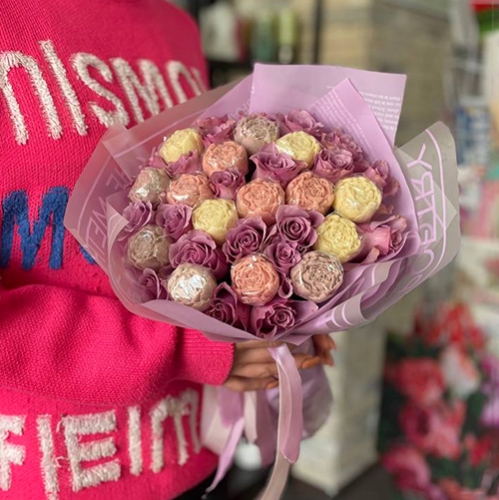 Букет из роз и шоколадных пионов в Бронницах