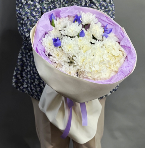 Букет "Грация" из ирисов, гортензии и кустовых хризантем в Бронницах