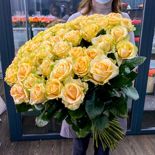 75 роз Аваланж (70 см) в Бронницах