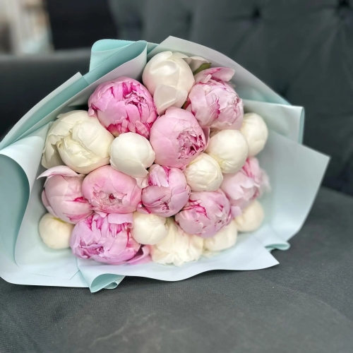 Микс из 19 бело-розовых пионов в Бронницах