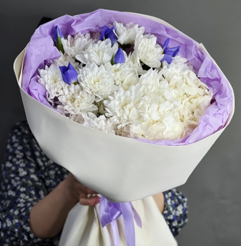 Букет "Грация" из ирисов, гортензии и кустовых хризантем в Бронницах