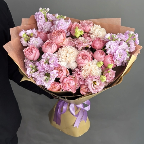 Букет "Амели" из ароматных маттиол, пионовидных кустовых роз Джульетта  эустом и диантусов в Бронницах