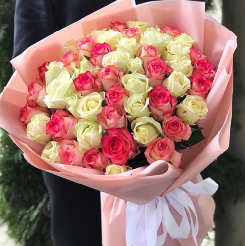 Букет "Первый поцелуй" из 59 Джумилии и белых роз микс (50 см) в Бронницах