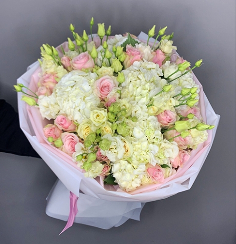 Букет "София" из гортензий, эустом и роз в Бронницах
