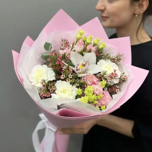 Букет с королевской орхидеей, диантусами, эустомой и шамелациумом в Бронницах