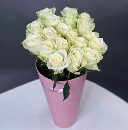 19 белых роз Кения в конусе в Бронницах
