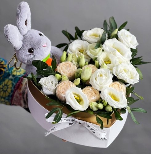 Композиция в коробке сердца из шоколадных пионов и эустом в Бронницах