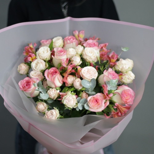 Букет "Розовый фламинго" из роз, альстромерии и эвкалипта в Бронницах